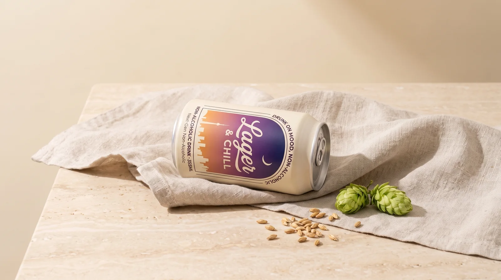 리넨 위에 놓인 라거앤칠 캔